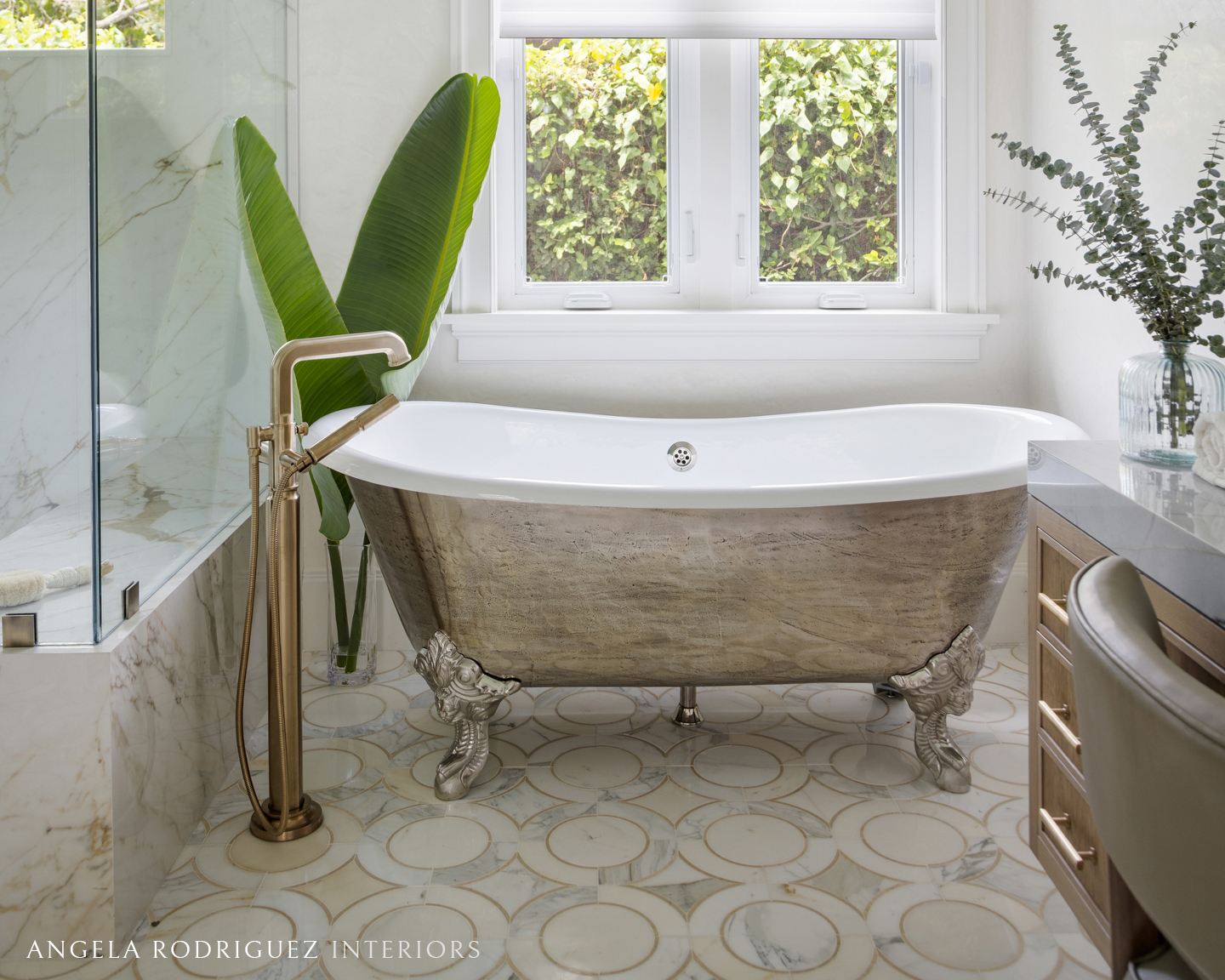 Claw foot tub in bathroom